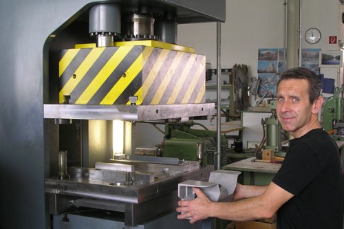 ASM Metallwaren GmbH Historie-2019-Abkantpresse.jpg